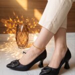 نمای پاخور کفش مجلسی زنانه مشکی پاشنه 7 سانت با یراق تزئینی روی پنجه در گالری مدیسه