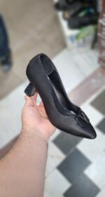 کفش مجلسی زنانه مدل V با پاشنه مکعبی 7 سانت و رویه ساتن - تصویر 2