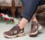 استایل روزمره با کفش اسپرت راحتی نیوبالانس 530 رنگ قهوه‌ای در فروشگاه گالری مدیسه