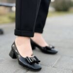 نمای پاخور بسیار شیک کفش مجلسی ورنی زنانه مدل Max با رویه چرم چاپی و پاشنه ۴ سانت در فروشگاه گالری مدیسه