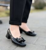 نمای پاخور بسیار شیک کفش مجلسی ورنی زنانه مدل Max با رویه چرم چاپی و پاشنه ۴ سانت در فروشگاه گالری مدیسه