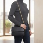 استایل رسمی و شیک با کیف مجلسی زنانه مشکی چرم صنعتی در فروشگاه گالری مدیسه