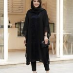 مانتو قزن دار زنانه مشکی کد 0464 با جنس کرپ حریر اسود و قد 105