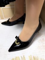 پاخور شیک کفش مجلسی ورنی زنانه کد 633 رنگ قهوه‌ای تیره با یراق پاپیون و پاشنه 4 سانت