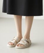 پاخور شیک صندل طبی زنانه کد 627 رنگ کرم روشن با طراحی مینیمال و کفی راحت تابستانی
