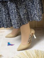 پاخور شیک کفش مجلسی زنانه کد 614 رنگ کرم با دیزاین زنجیر نگینی و پاشنه بلند 9 سانتیمتری
