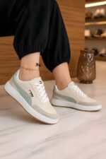 اسنیکرز زنانه پوما رنگ کرم و سبز روشن با کفی طبی جداگانه در پا