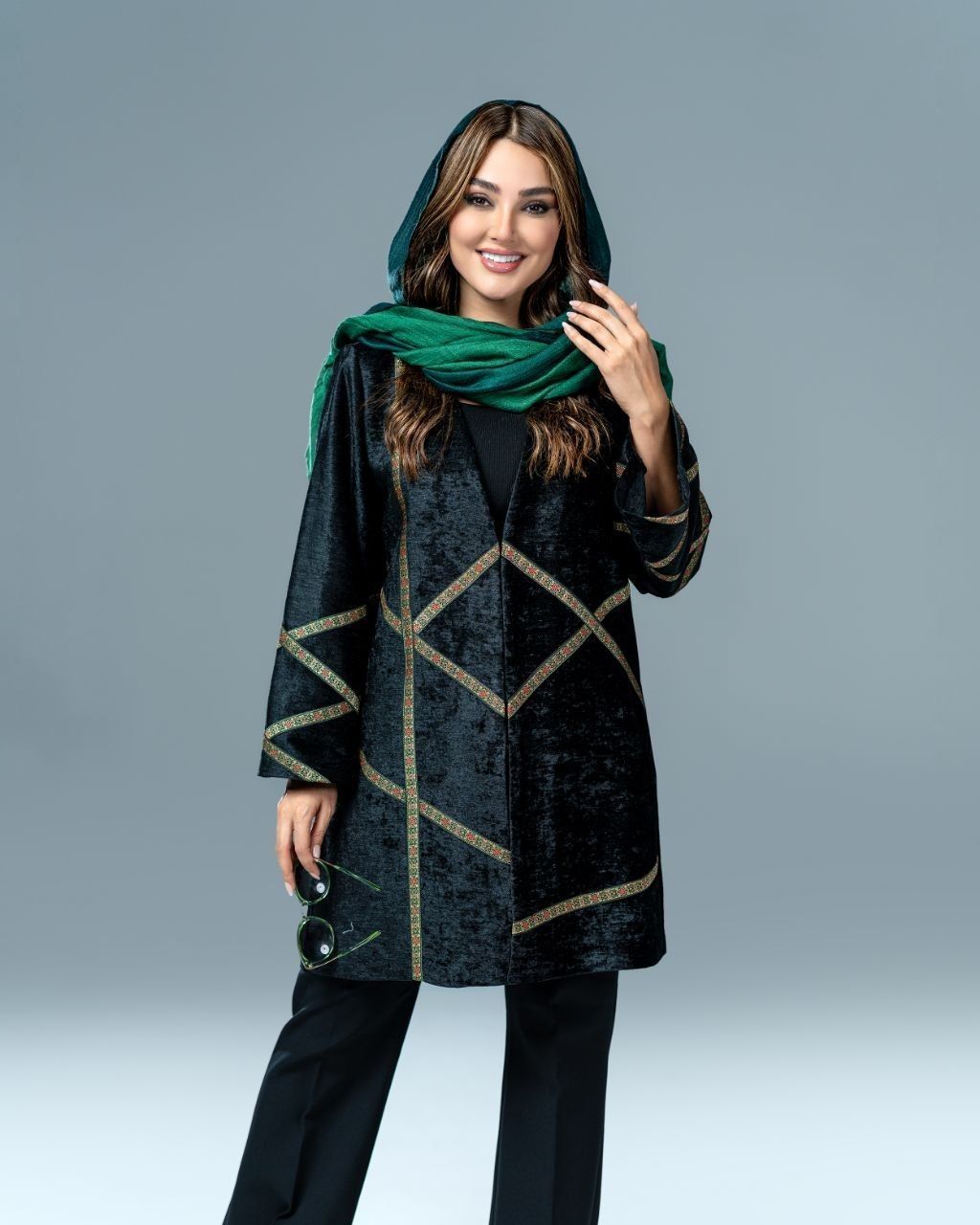 IMG_20261004_170400_330.jpg مانتو پاییزه و زمستانه مدل افسون با جنس مخمل و قد 85 - تصویر 1